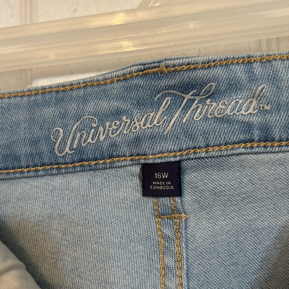 Women’s light blue wash, universal thread size 16w jeans button fly - Picture 5 of 7